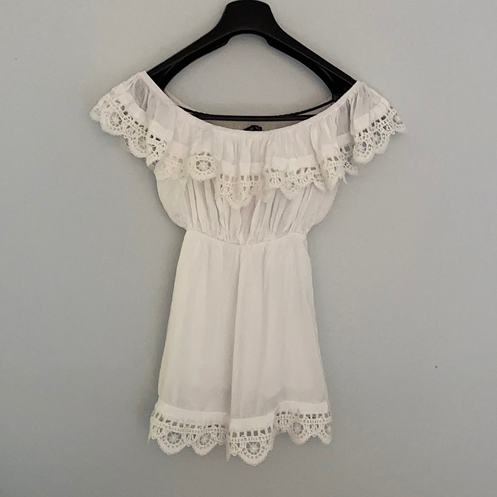 Bohemian cream ruffled top. NLW. Size small